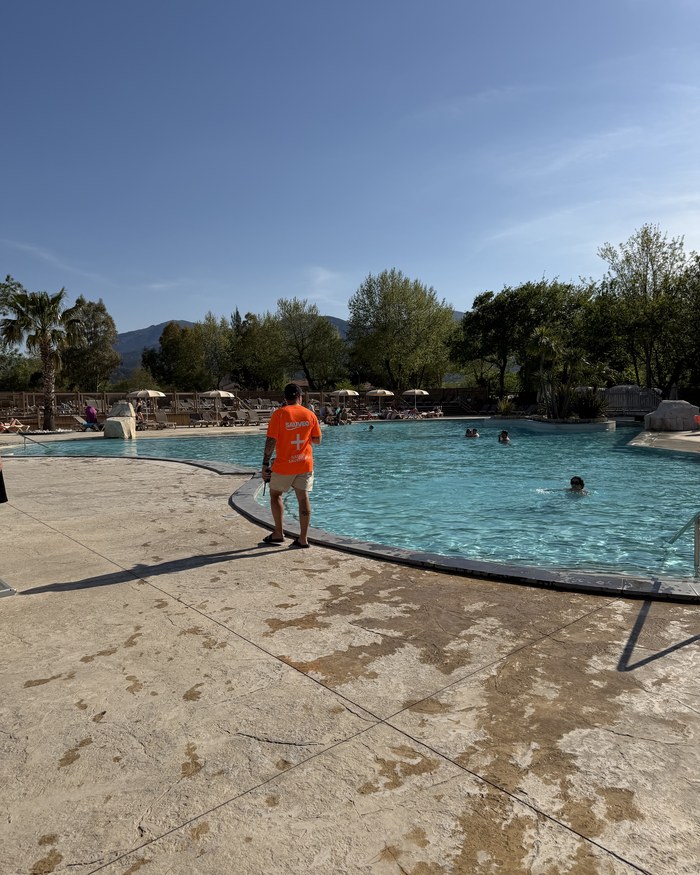 Sauveteur en poste au bord d'un bassin de camping