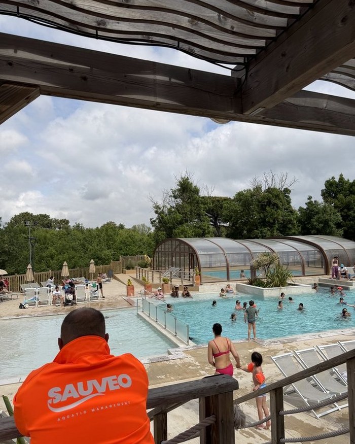 Sauveteur Sauveo en poste sur un camping HPA